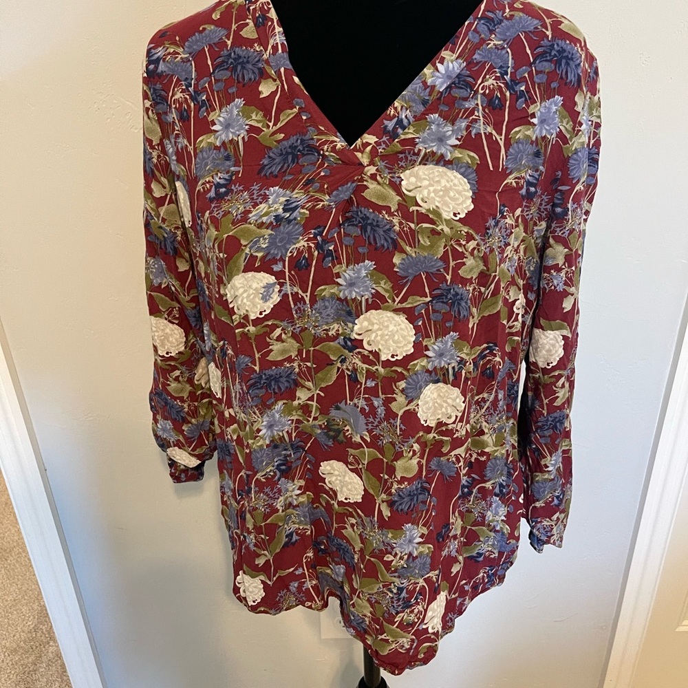 Nice women’s dress shirt. Pull over style